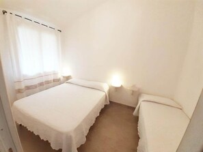 Comfort Apartment, 3 Bedrooms | 4 bedrooms, bed sheets