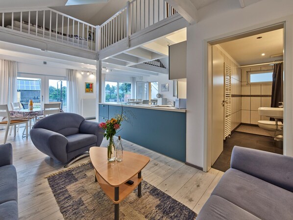 منزل كلاسيكي - غرفة نوم واحدة | غرفة المعيشة | مدفأة