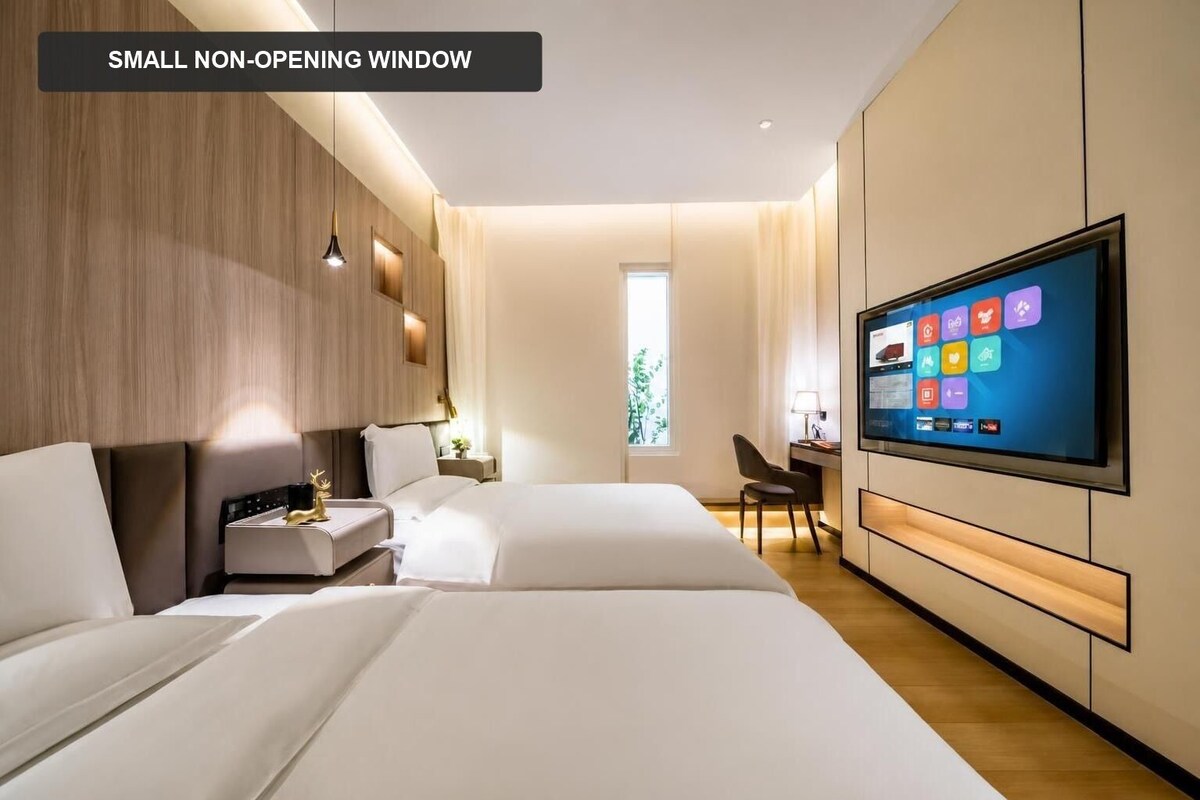 Signature Twin Room | Desk, laptop workspace, blackout drapes, soundproofing