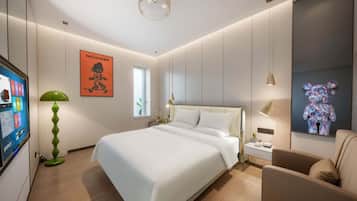 Quarto casal conforto, vista para a cidade | Escrivaninha, espaço de trabalho para notebook, cortinas blackout