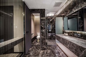 Familien-Zweibettzimmer, Stadtblick | Badezimmer