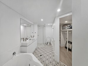 Shower, jetted tub, hair dryer, towels