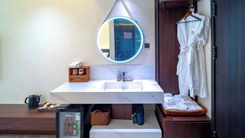 Signature Twin Room, Mountain View | Bathroom | Free toiletries, hair dryer, bathrobes, slippers