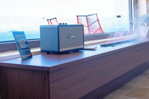 Escritorio, espacio para trabajar con laptop y cortinas blackout