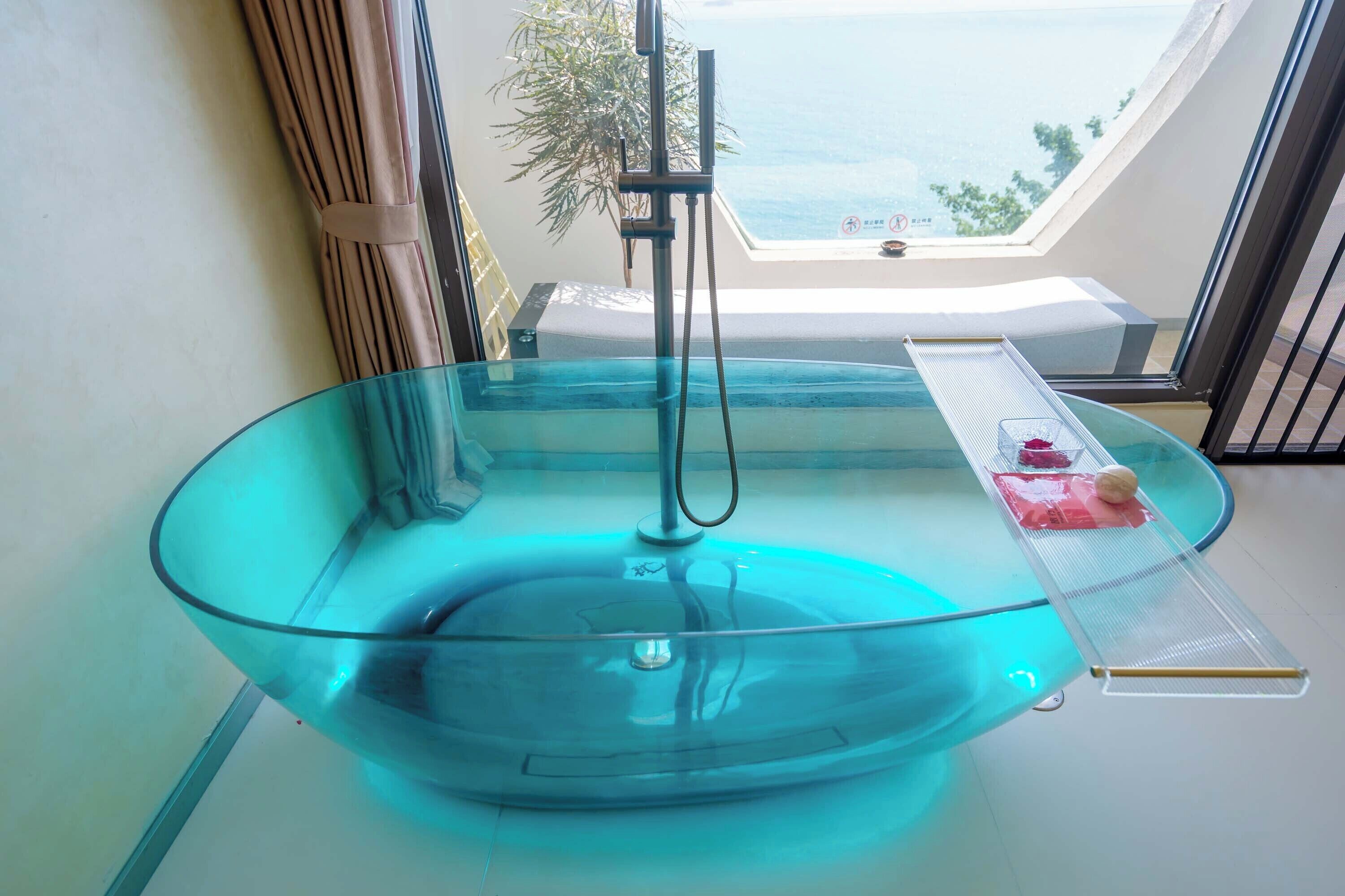 Deep-soaking bathtub