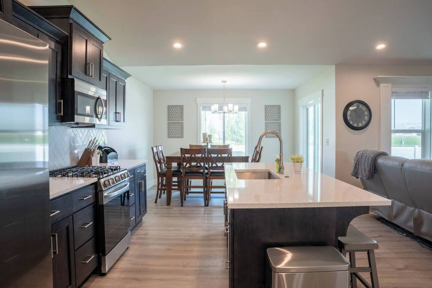 Microondas, horno, placa de cocina, lavavajillas