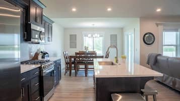 Micro-ondes, four, plaque de cuisson, lave-vaisselle