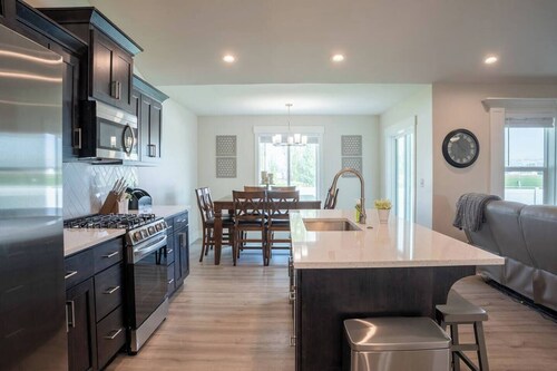 New 6 Bed/3Bath Spacious Home in Idaho Falls. Family Friendly, Sleeps 16+.