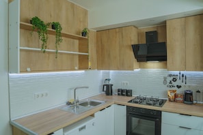 Fridge, oven, stovetop, dishwasher