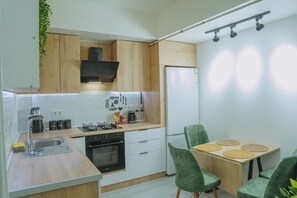 Fridge, oven, stovetop, dishwasher