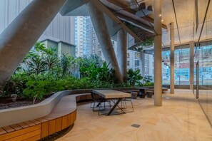 Outdoor dining - Sydney Luxe Observatory Home | City, Pool & Gym (Sydney)