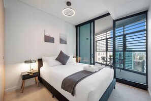2 bedrooms, iron/ironing board, travel crib, free WiFi - Sydney Luxe Observatory Home | City, Pool & Gym (Sydney)