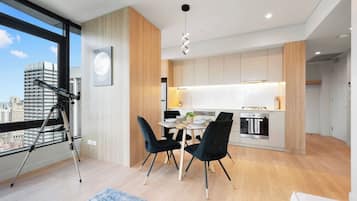 Wasserkocher mit Kaffee-/Teezubehör, Kühlschrank, Mikrowelle, Ofen