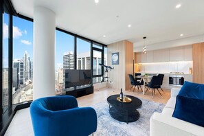 Smart TV - Sydney Luxe Observatory Home | City, Pool & Gym (Sydney)