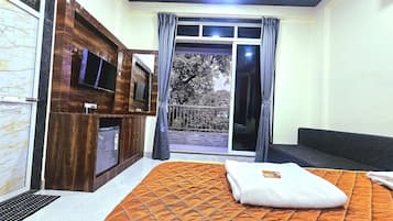Superior Room, Balcony | Desk, laptop workspace, iron/ironing board, free WiFi