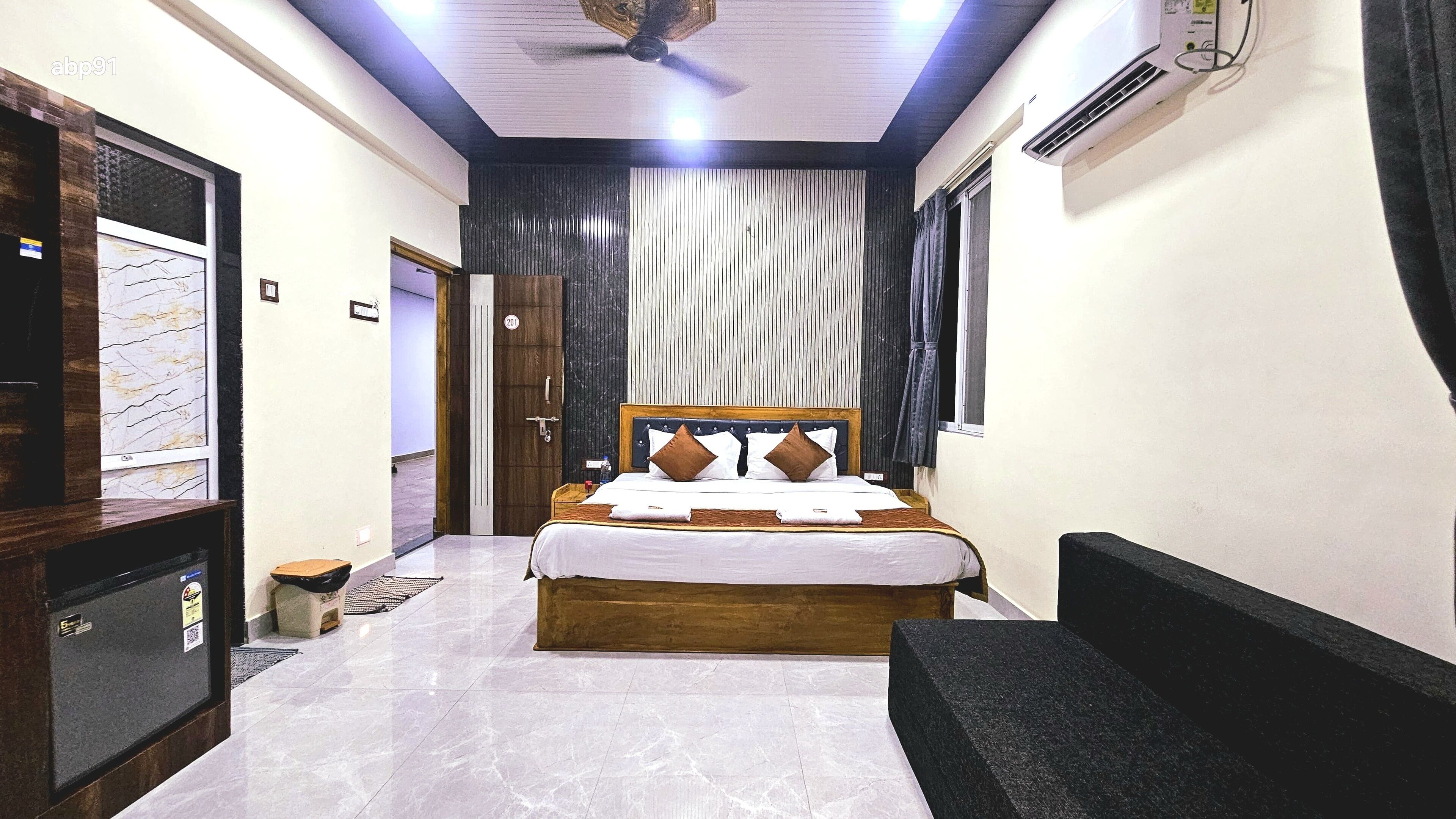 Escritorio y espacio para trabajar con laptop 