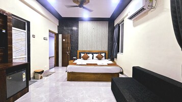 Escritorio y espacio para trabajar con laptop