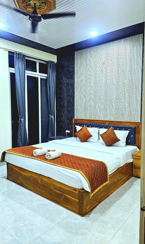 Desk, laptop workspace, iron/ironing board, free WiFi - Soham Resort Diveagar (Shrivardhan)