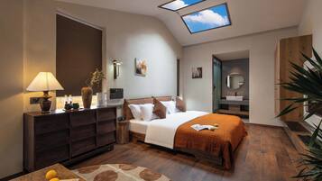 Un dormitorio moderno con tragaluces, una cama con manta marrón, una mesita de noche con lámpara y un aparador de madera.