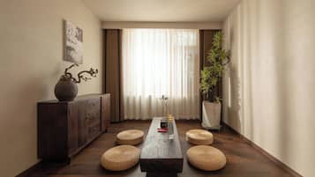 Habitación familiar con 2 camas individuales, vistas al patio | Sala de estar | Televisión de 55 pulgadas con canales por cable, una impresora