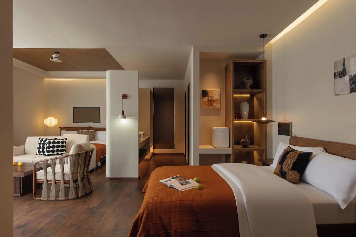 Premier Twin Room, Mountain View | Meja, ruang kerja komputer riba, langsir/tirai gelap terus