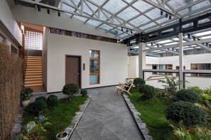 办公桌、笔记本电脑工作区、遮光窗帘、免费 WiFi