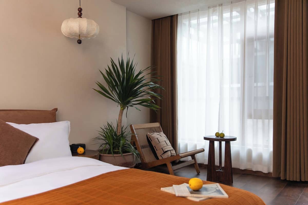 Superior Twin Room, Courtyard View | Meja, ruang kerja komputer riba, langsir/tirai gelap terus