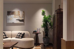 Superior Suite, Courtyard View | Meja, ruang kerja komputer riba, langsir/tirai gelap terus