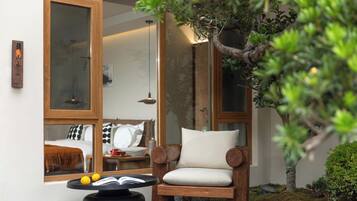 Habitación doble clásica, vista al jardín | Escritorio, espacio para trabajar con laptop y cortinas blackout