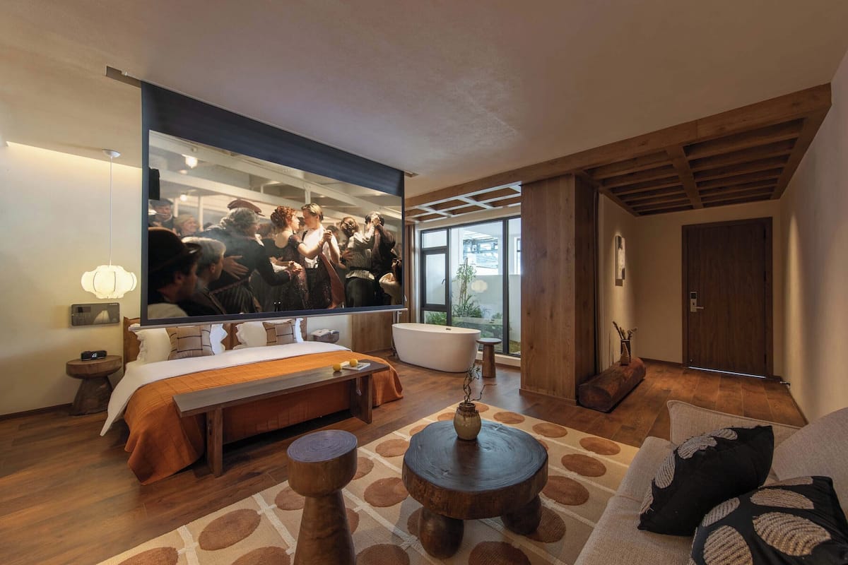 Luxury Double Room, Hill View | Meja, ruang kerja komputer riba, langsir/tirai gelap terus
