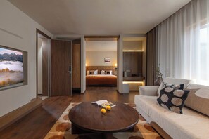 Luxury Suite, City View | Living room