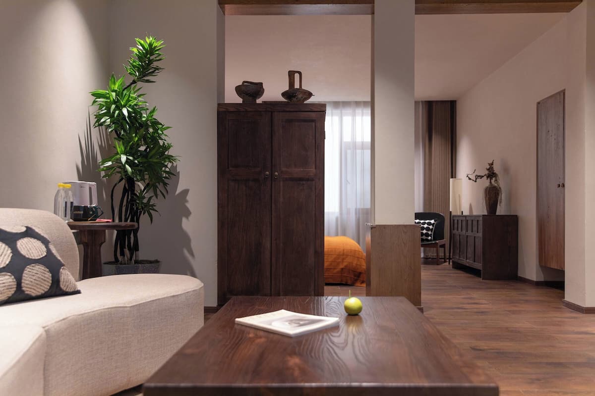 Superior Suite, Courtyard View | Meja, ruang kerja komputer riba, langsir/tirai gelap terus