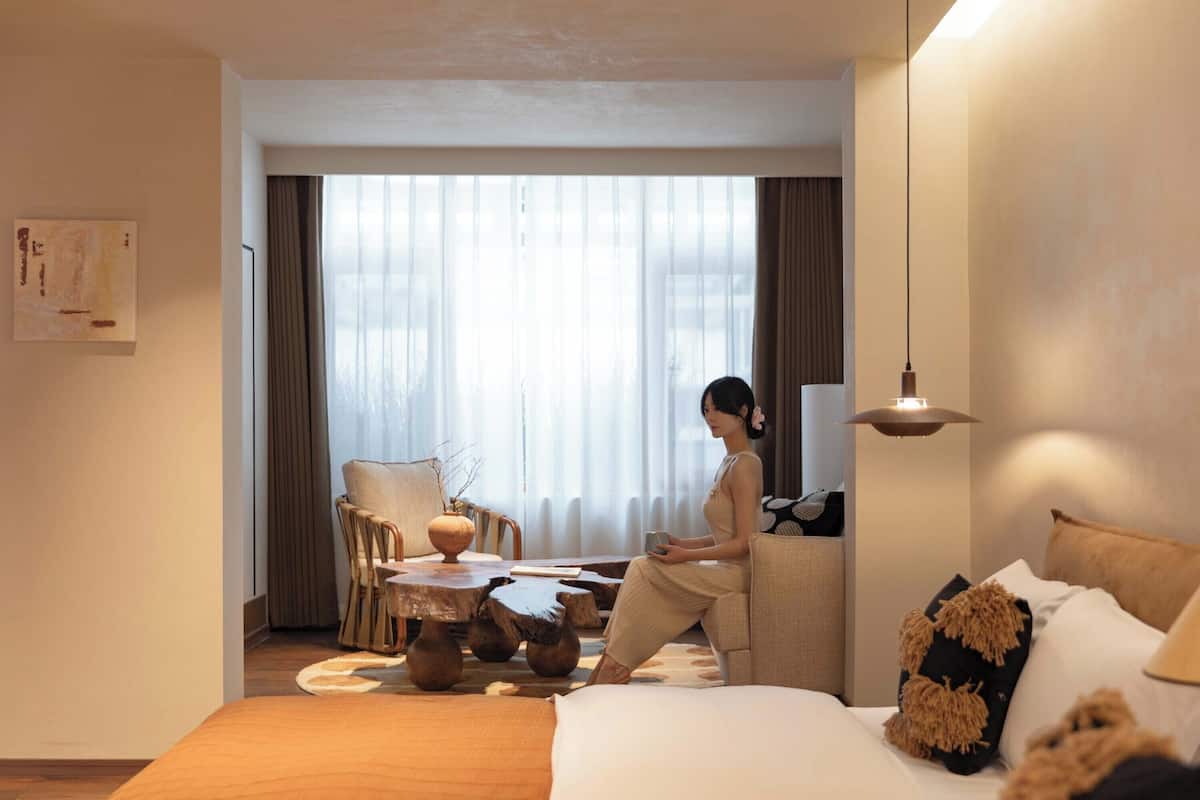 Family Twin Room, Courtyard View | Meja, ruang kerja komputer riba, langsir/tirai gelap terus