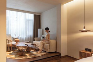Family Twin Room, Courtyard View | Ruang tamu | 55 inci televisyen dengan kabel, pencetak