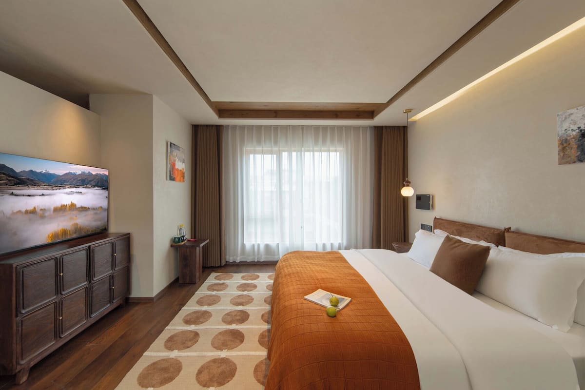 Business Double Room, Hill View | Meja, ruang kerja komputer riba, langsir/tirai gelap terus