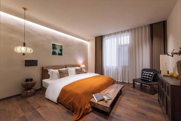 Superior Suite, Courtyard View | Ruang tamu | 55 inci televisyen dengan kabel, pencetak 
