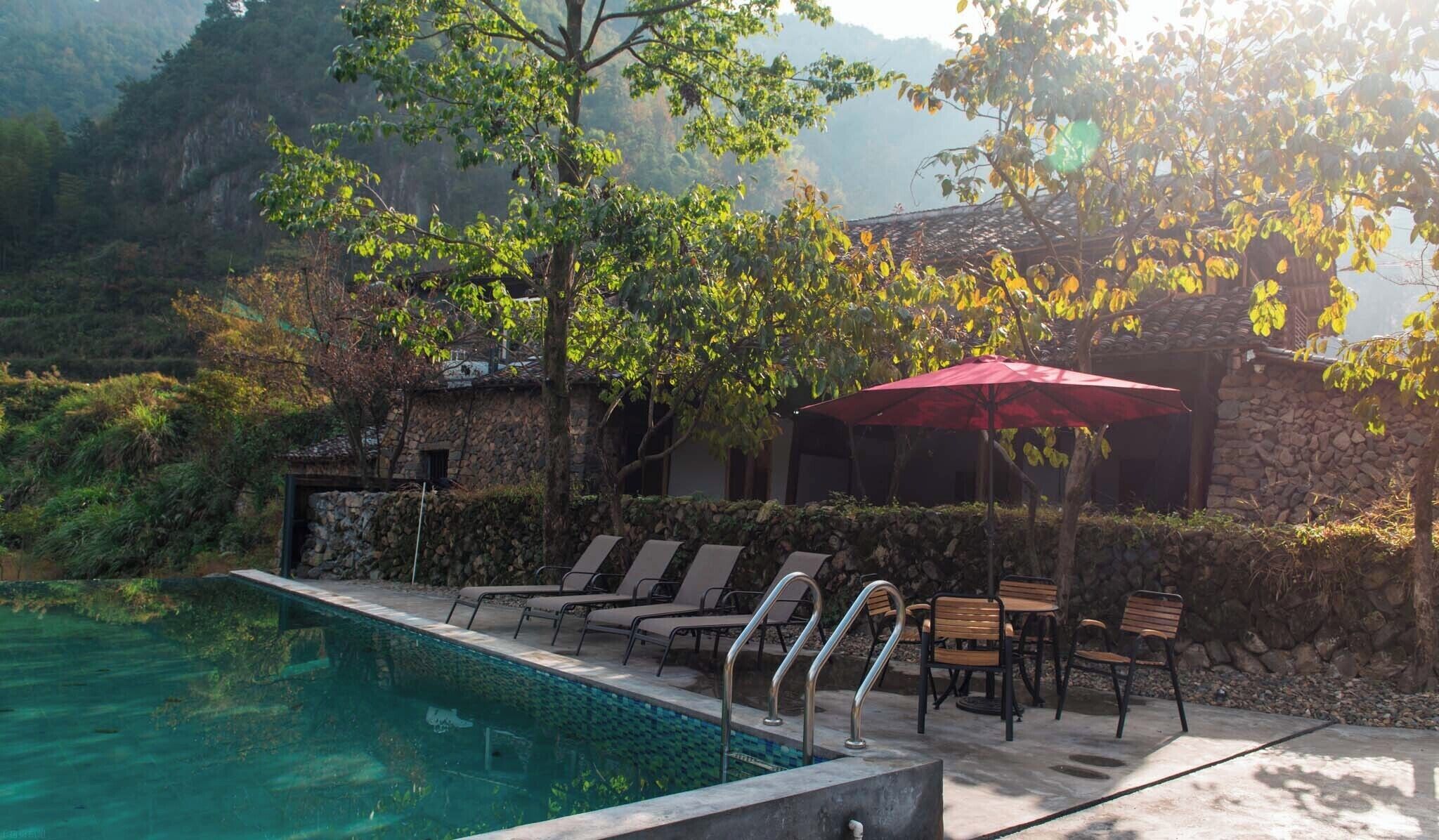 Una piscina al aire libre