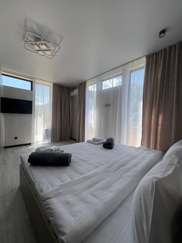 Quarto casal ou duplo superior, sacada, vista para a montanha | Wi-Fi de cortesia