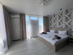 Habitación superior con 1 cama matrimonial o 2 individuales, balcón, vista a la montaña | Wifi gratis 