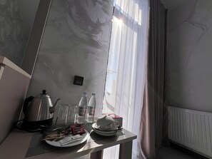 Standard-Doppel- oder -Zweibettzimmer, Balkon, Bergblick | Kaffee und/oder Kaffeemaschine