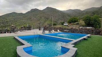 2 outdoor pools