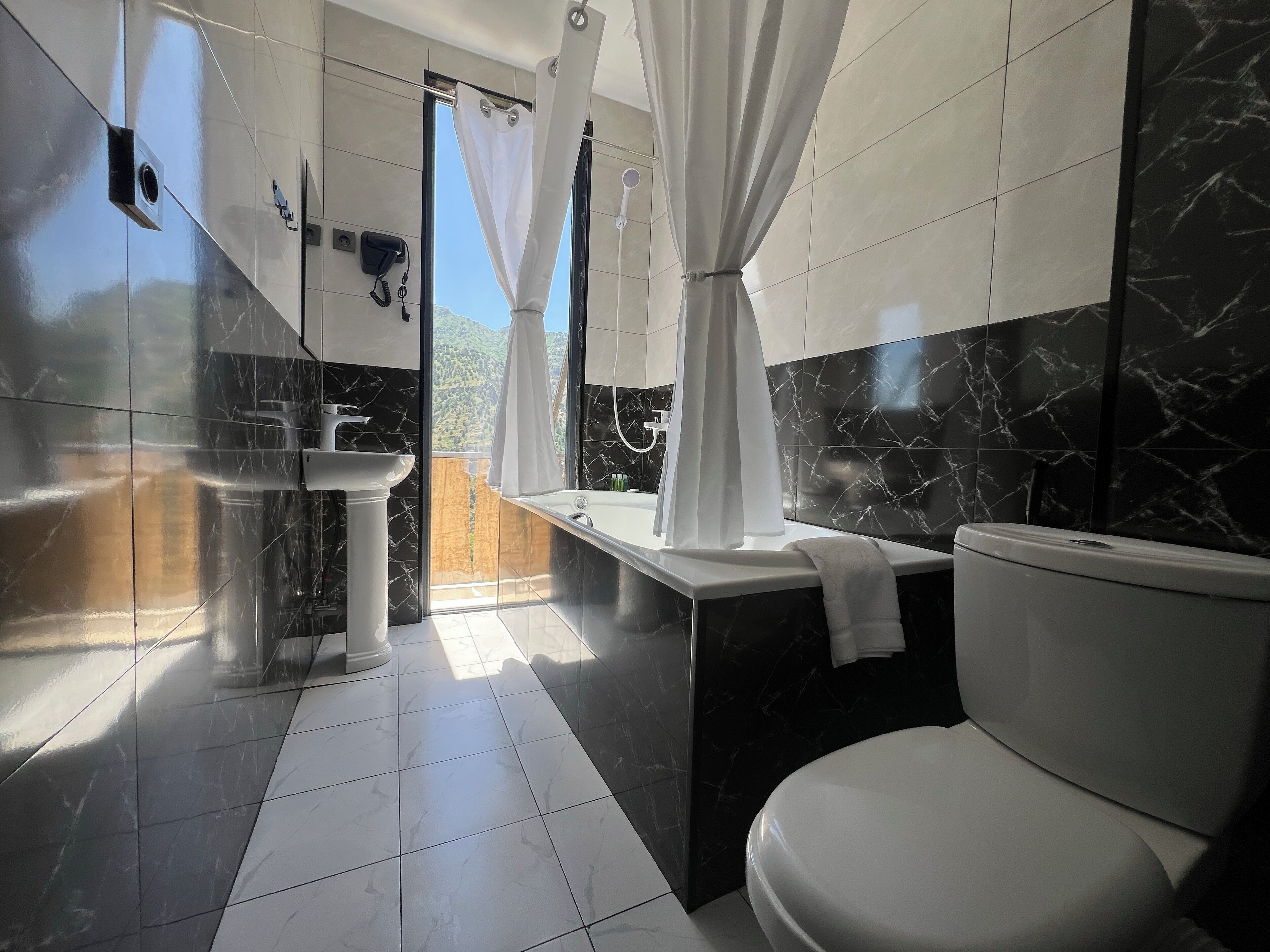 Superior-Doppel- oder -Zweibettzimmer, Balkon, Bergblick | Badezimmer