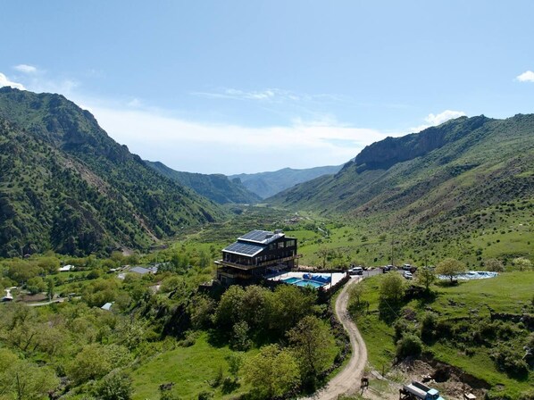 A modern house with a swimming pool, surrounded by lush green hills and a clear sky. - Sky House Yeghegis (Yeghegis)