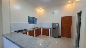 Fridge, microwave, stovetop, cookware/dishes/utensils