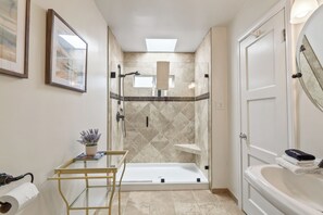 Shower, jetted tub, hair dryer, towels - Point Loma Stay • Rooftop Deck + Firepit + Game Room • Near Beach | Zola Street (San Diego)