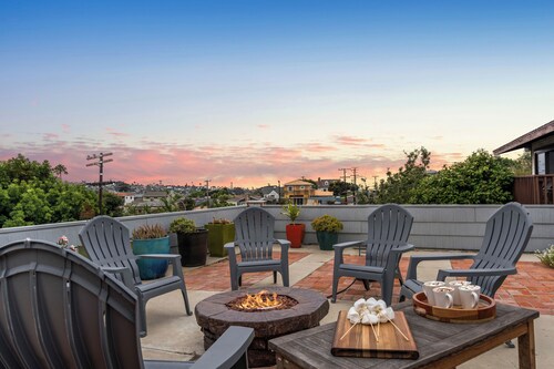 Putting Green, Firepit + Game Room & Outdoor Dining Near Beaches | Zola Street
