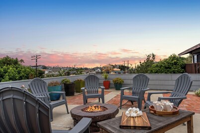 Putting Green, Firepit + Game Room & Outdoor Dining Near Beaches | Zola Street