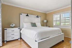 7 bedrooms, iron/ironing board, travel crib, free WiFi - Point Loma Stay • Rooftop Deck + Firepit + Game Room • Near Beach | Zola Street (San Diego)