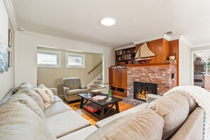 スマートテレビ、暖炉、テーブルサッカー台