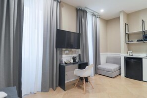 Junior Suite | In-room safe, desk, laptop workspace, blackout drapes